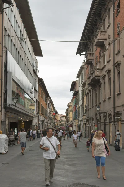Turistas nas ruas estreitas de Pisa — Fotografia de Stock