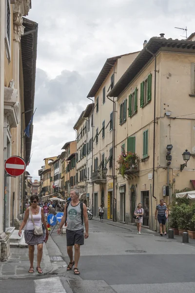 Turistas nas ruas estreitas de Pisa — Fotografia de Stock