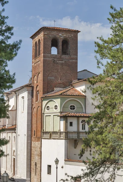 Uitzicht over Italiaanse stad Lucca — Stockfoto