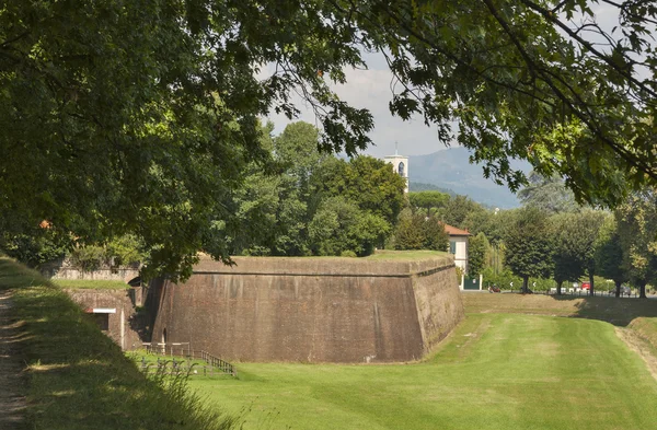 Lucca mittelalterliche Stadtmauern, Italien — Stockfoto