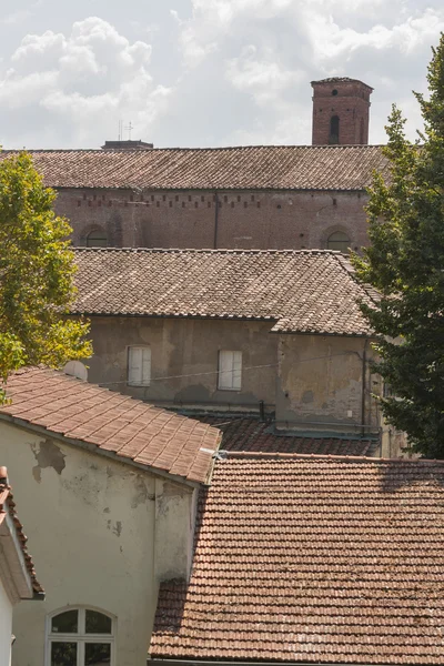 Nézd át az olasz város Lucca jellegzetes terrakotta tetőire — Stock Fotó