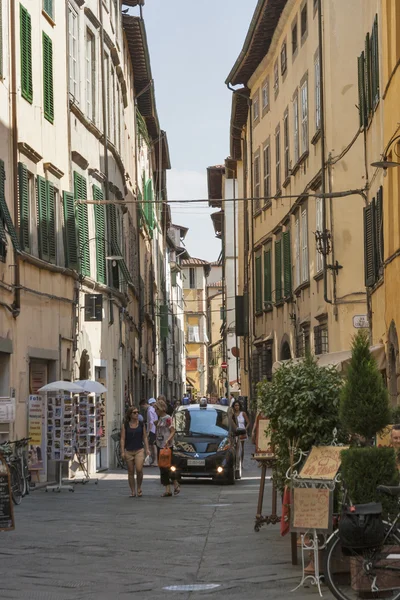 Fotgängare på Lucca smala gatan — Stockfoto