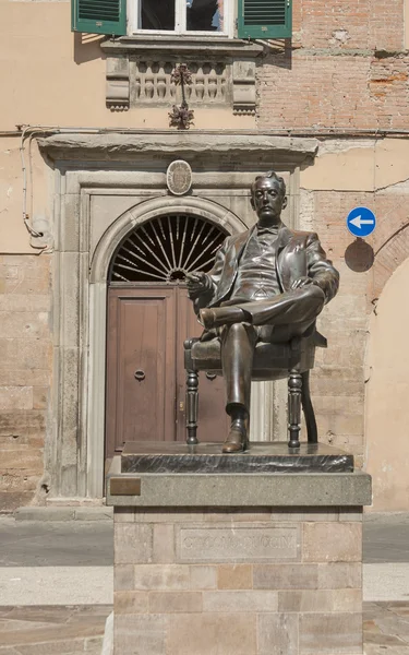Bronsstaty av giacomo puccini i hans födelse staden lucca, Italien — Stockfoto