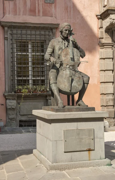 Statue von luigi boccherini in lucca, italien — Stockfoto