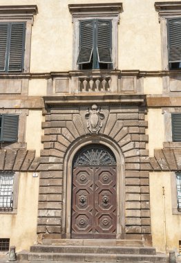 Zarif eski kapı. Lucca, İtalya