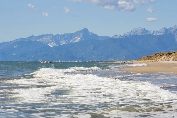 Tuscany kum plajı ıssız ve dağlar manzara — Stok fotoğraf