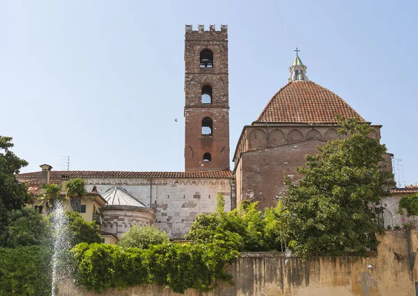 Torre de San Giovanni e Igreja Reparata em Lucca, Itália . — Fotografia de Stock