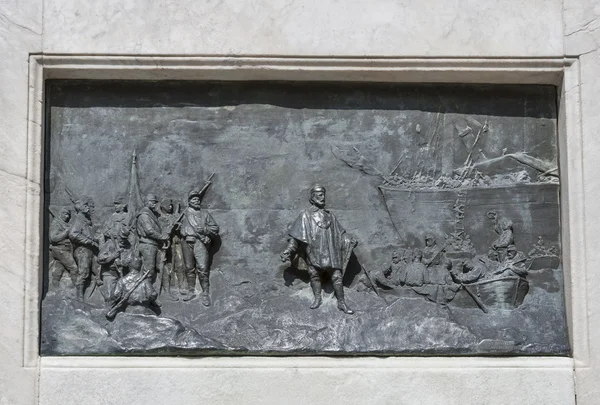 Bajorrelieve en la columna monumento Guiseppe Garibaldi en Lucca, Italia — Foto de Stock