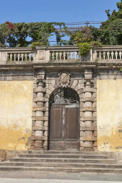 Sejarah pintu dekoratif. Alun-alun St Martin, Lucca, Ital — Stok Foto