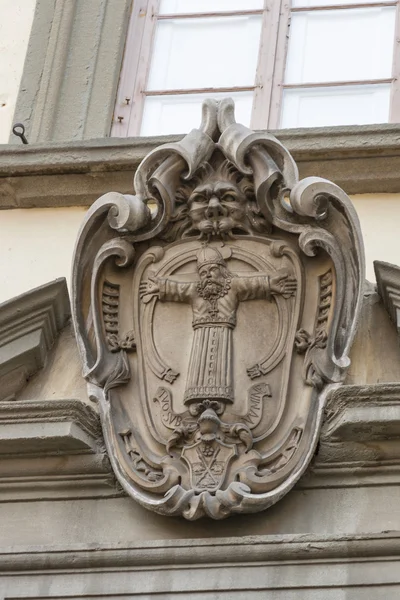 Pedra velho brasão de armas na parede de construção em Lucca, Itália — Fotografia de Stock