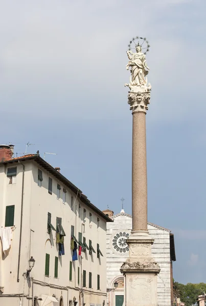 A estátua Maria, mãe de Cristo, com halo estrelado em Lucca , — Fotografia de Stock