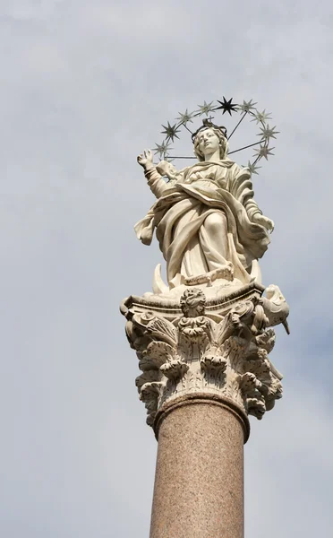 Die Statue Maria, Mutter Christi, mit Sternenschein in Lucca, — Stockfoto