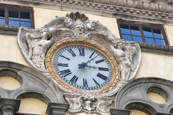 Klok op een openbaar gebouw van Lucca, Italië — Stockfoto