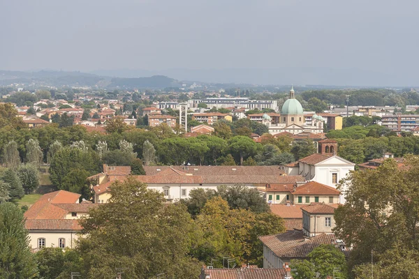 Lucca stadsbild från Guinigi tower, Italien — Stockfoto