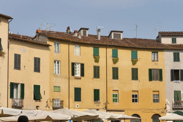 Residential buildings on oval Amphitheater Square in Lucca, Ital — Stock Photo, Image