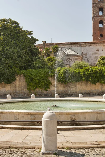 Lucca fountain in front Cathedral of San Martin — Stock Photo, Image