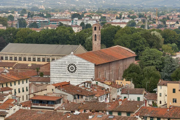 Lucca stadsbilden med San Francesco-kyrkan — Stockfoto