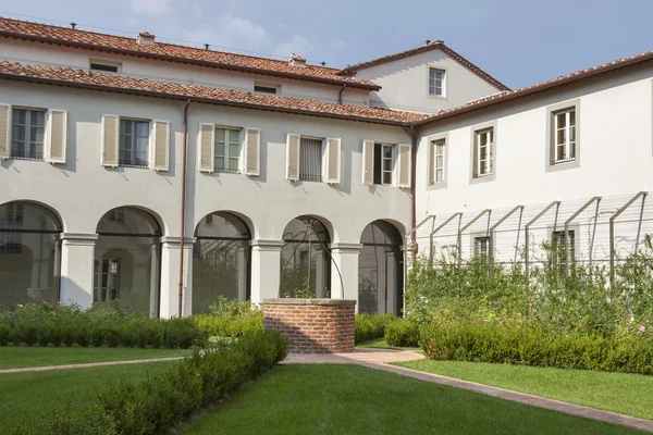 Antico pozzo nel cortile chiesa di San Francesco, Lucca — Foto Stock