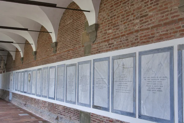 Antyczny cmentarz w kościele dziedziniec w San Francesco, Lucca — Zdjęcie stockowe