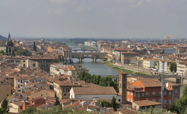 Флоренція міський пейзаж з мостами через річки Арно — стокове фото