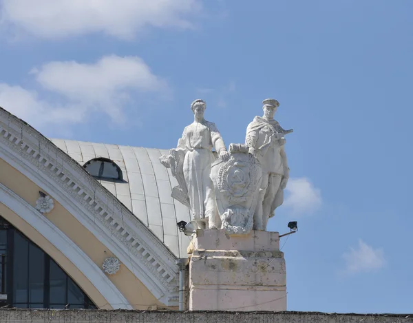 Советская статуя на крыше пассажирского вокзала в Харькове — стоковое фото
