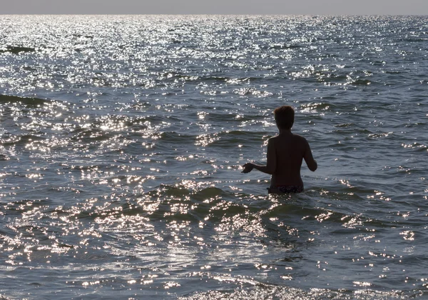 光沢のある海で泳ぐつもり日焼けトップレス女性 — ストック写真