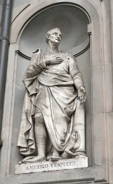 Statue of Amerigo Vespucci in Uffizi Gallery niches colonnade, F — Stock Photo, Image