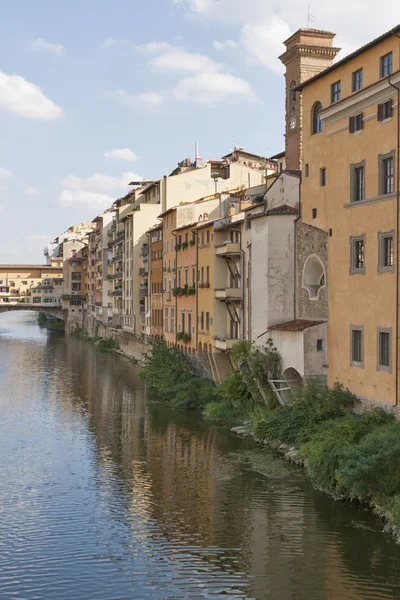 Residential buildings close to bridge Ponte Vecchio in Florence — Stock Photo, Image