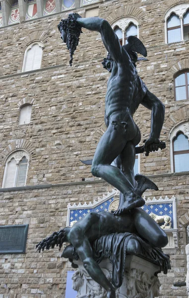 Perseo med huvudet av Medusa staty i Florens, Italien — Stockfoto