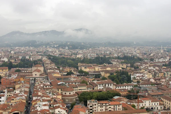 Paesaggio urbano di Firenze nella nebbia — Foto Stock