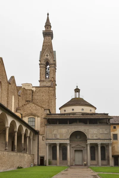 Basilica di Santa Croce in Florence, Italië. Interne binnenplaats. — Stockfoto