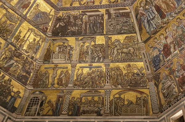 Interiér katedrály Santa Maria del Fiore ve Florencii — Stock fotografie