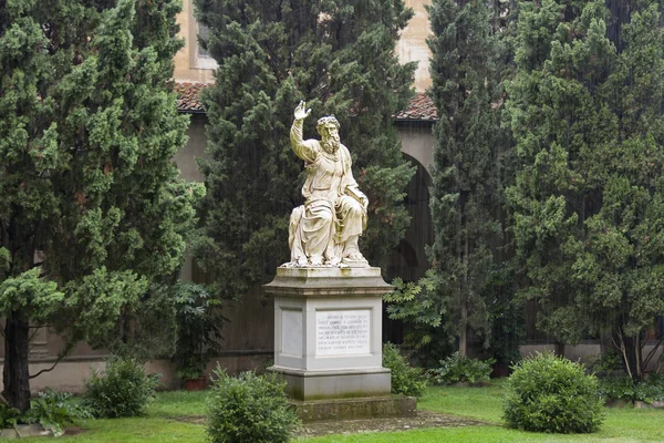 Βασιλική di Santa Croce στη Φλωρεντία της Ιταλίας. Εσωτερική αυλή. — Φωτογραφία Αρχείου