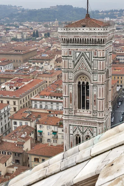 Florens stadsbilden med Santa Maria del Fiore basilikan tower — Stockfoto