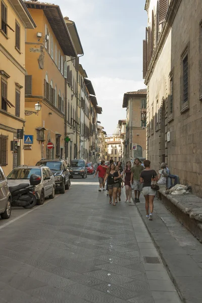 Florença cidade rua estreita com carros estacionados — Fotografia de Stock