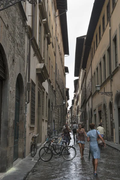 Florence city narrow street with parked bicycles — Stock Photo, Image