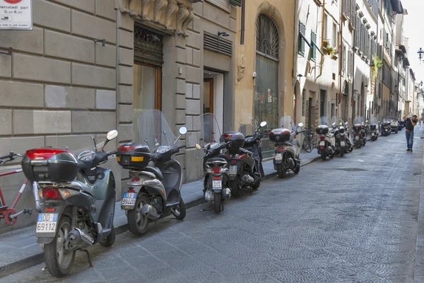 Florence old narrow street with parked scooters and motorbikes — Stock Photo, Image