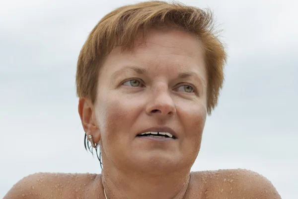 Sonriente mediana edad caucásico bronceado mujer desnuda al aire libre retrato — Foto de Stock