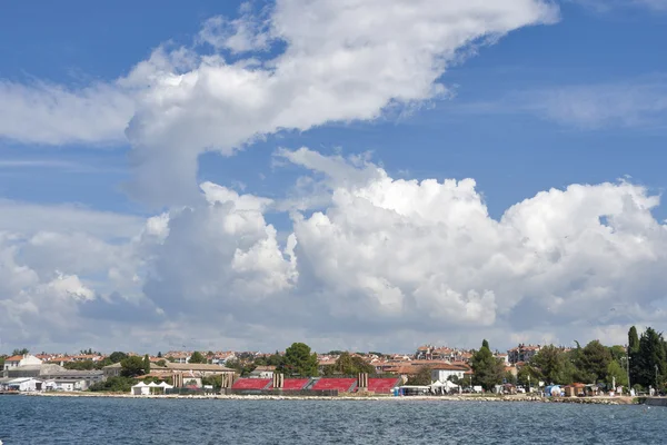 Cloudscape over Porec stadsgezicht — Stockfoto