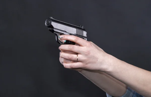 黒の背景に銃を持つ白人女性腕 — ストック写真