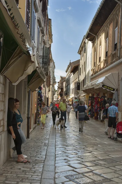 Parenzo antica strada stretta in Croazia — Foto Stock