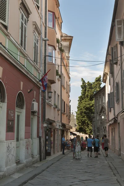 Pula ősi keskeny utca-Horvátország — Stock Fotó