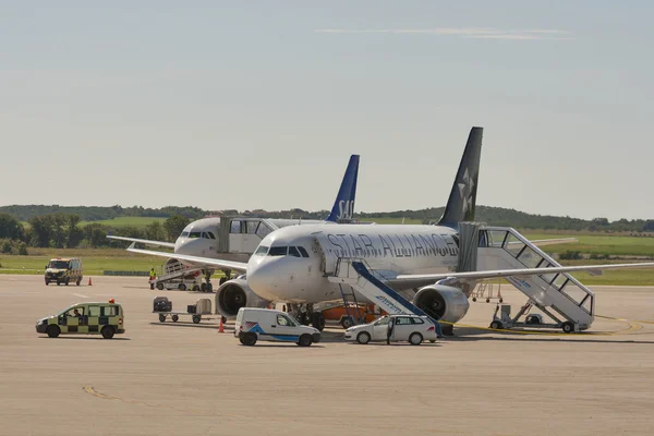 Zracna Luka 空港で飛行機。プーラ、クロアチア. — ストック写真