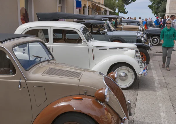 Парад старинных автомобилей в Новиграде, Хорватия — стоковое фото