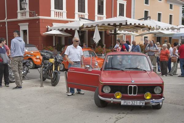 Parada de carros antigos em Novigrad, Croácia — Fotografia de Stock
