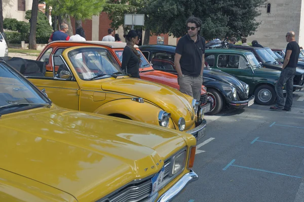 Desfile de coches antiguos en Novigrad, Croacia —  Fotos de Stock