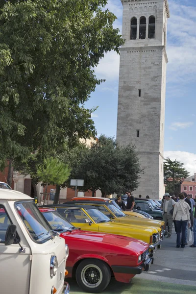 Parada de carros antigos em Novigrad, Croácia — Fotografia de Stock