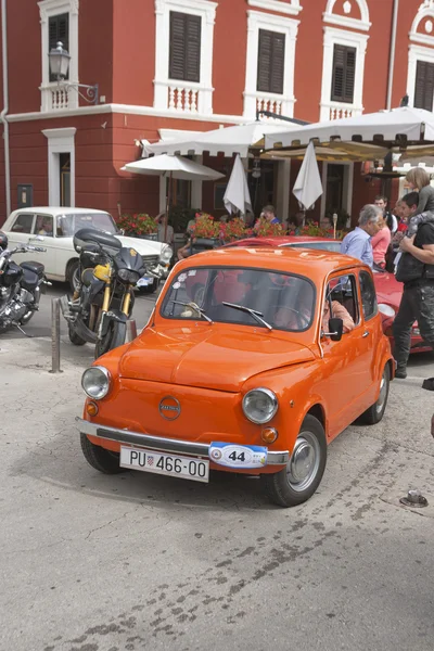 Parada de carros antigos em Novigrad, Croácia — Fotografia de Stock