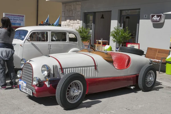 Wystawa samochodów zabytkowych w Novigrad, Chorwacja — Zdjęcie stockowe