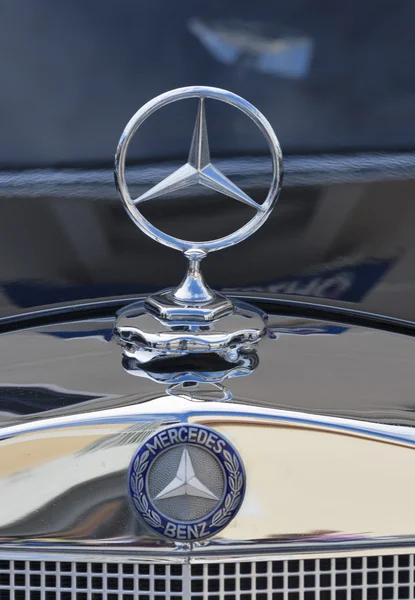 Vintage kylare och emblem av Mercedes-Benz — Stockfoto